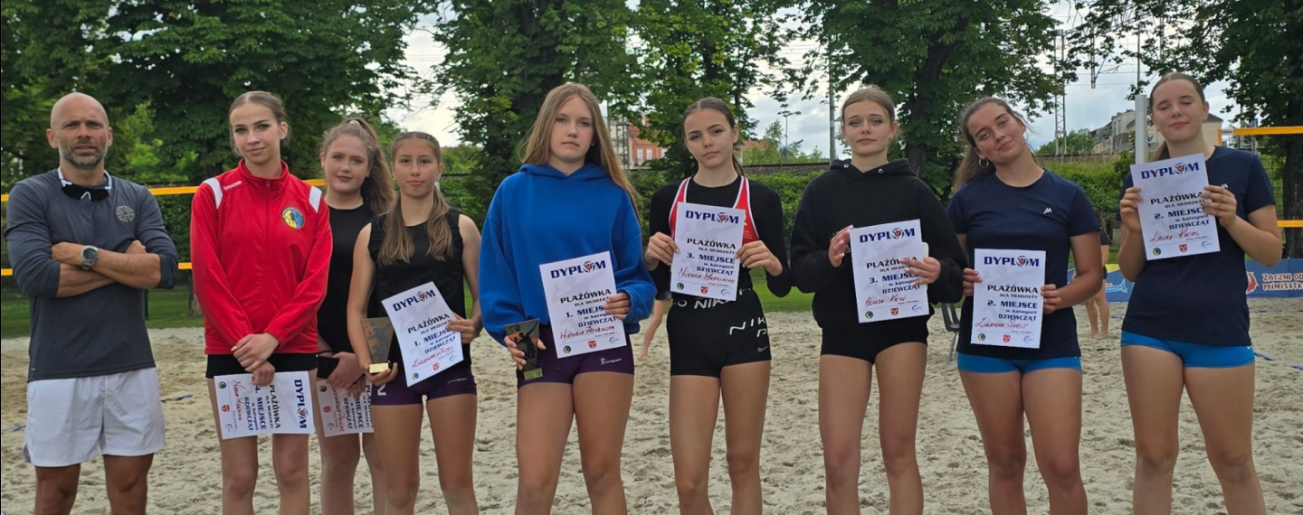 Dziewczęta otworzyły sezon na plażówkę Dziewczęta otworzyły sezon na plażówkę