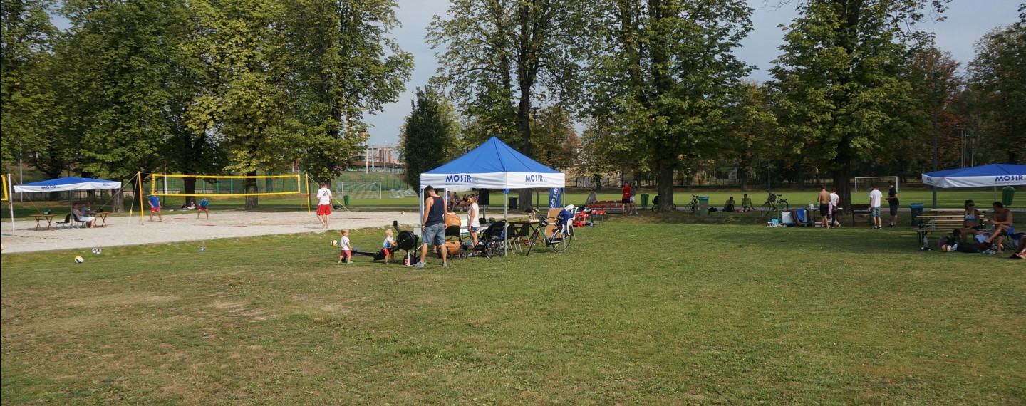 Sportowo plażowali na stadionie