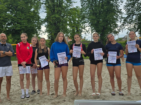 Dziewczęta otworzyły sezon na plażówkę