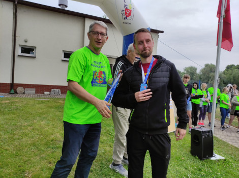 Medal odbiera przedstawiciel drużyny Aquila - zdobywcy VII miejsca w kategorii mieszanej